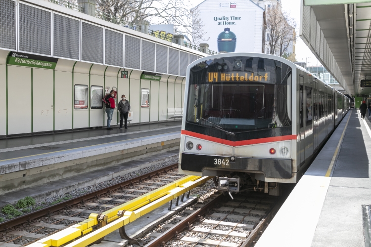 V-Wagen in der U4-Station Kettenbrückengasse