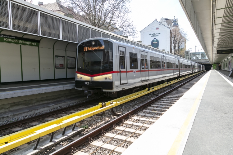 V-Wagen in der U4-Station Kettenbrückengasse