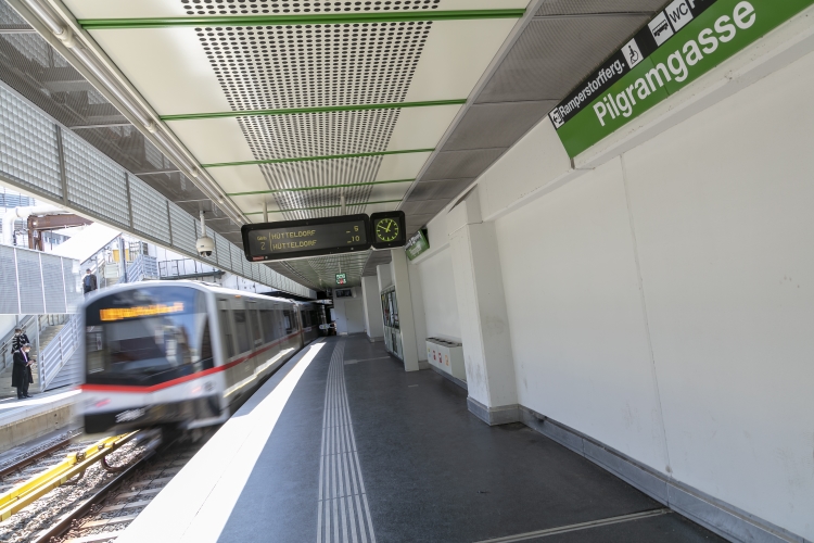 V-Wagen in der U4-Station Pilgramgasse