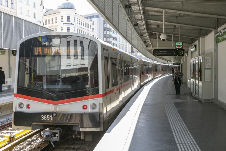 V-Wagen in der U4-Station Pilgramgasse