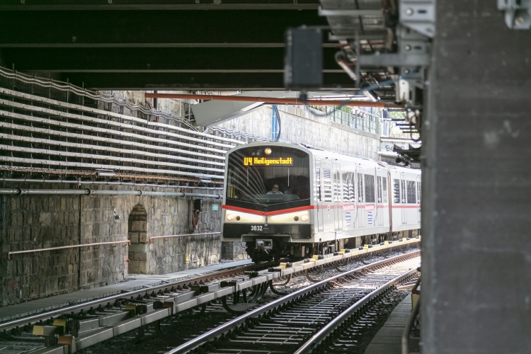 V-Wagen in der U4-Station Pilgramgasse