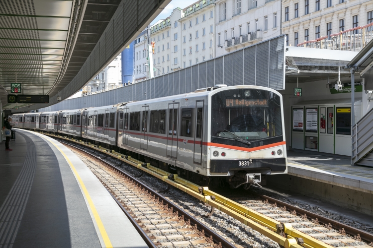 V-Wagen in der U4-Station Pilgramgasse