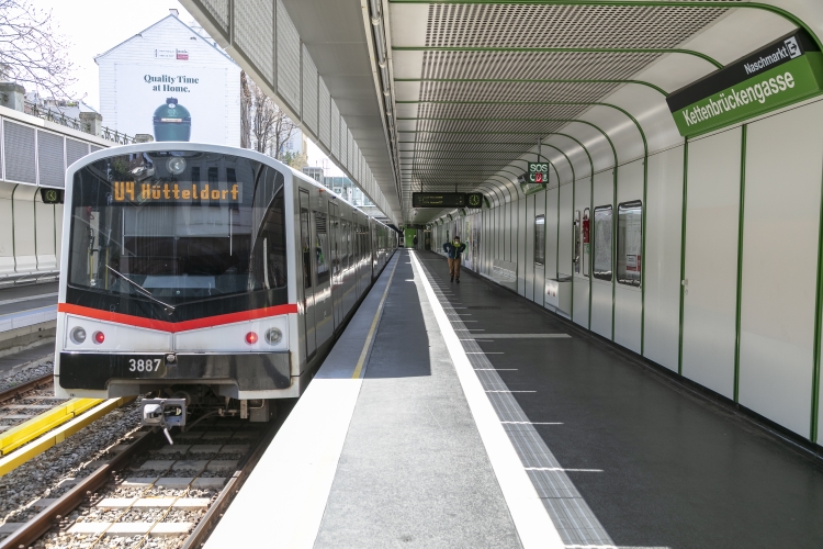 V-Wagen der U4-Station Kettenbrückengasse