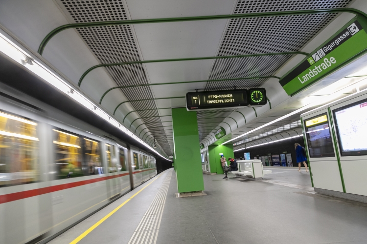 V-Wagen in der U4-Station Landstraße