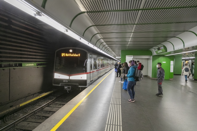 V-Wagen in der U4-Station Landstraße