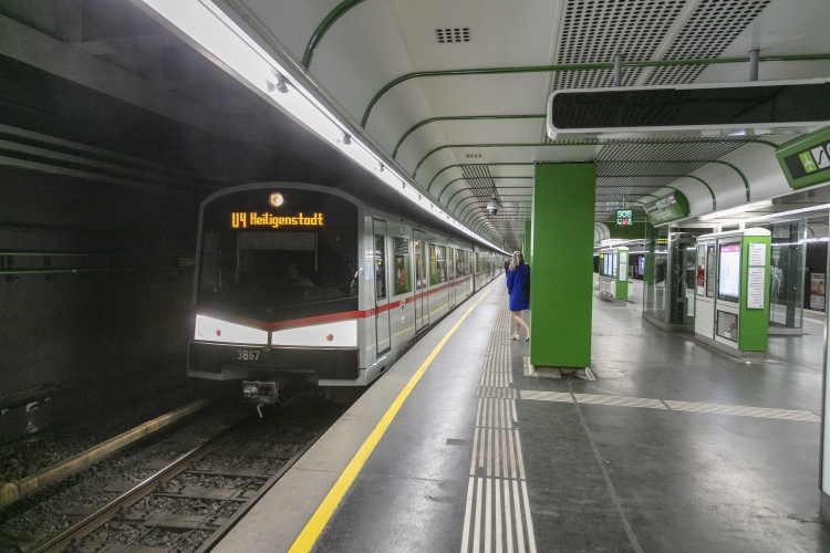 V-Wagen in der U4-Station Landstraße