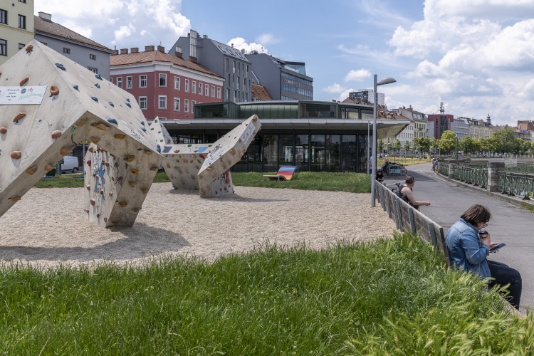 U-Bahn-Station Längenfeldgasse außen