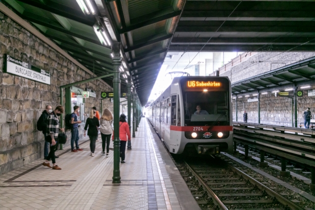 Die Linie U6 in der Haltestelle Burggasse-Stadthalle