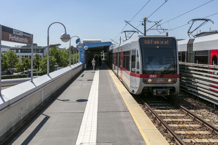 Die Linie U6 in der U6-Station Perfektastraße - Fahrtrichtung Floridsdorf