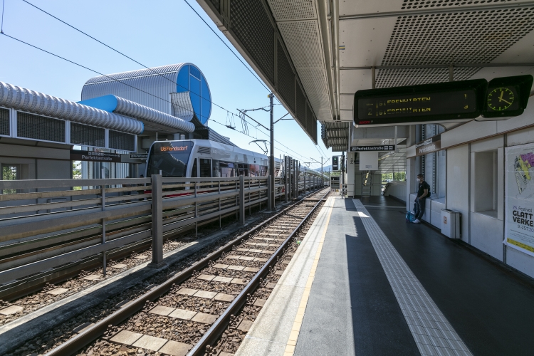 Die Linie U6 in der U6-Station Perfektastraße