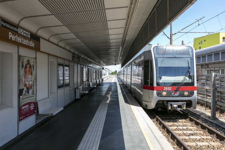 Die Linie U6 in der U6-Station Perfektastraße