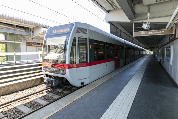 Die Linie U6 in der U6-Station Siebenhirten - Fahrtrichtung Floridsdorf