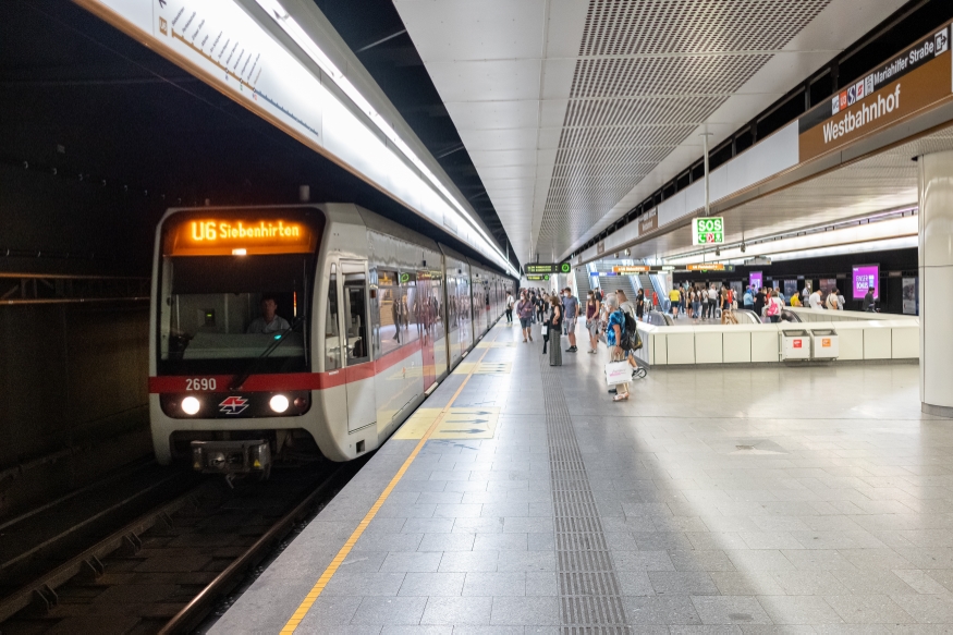 Die Linie U6 in der U6-Station Westbahnhof