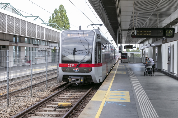 Die Linie U6 in der U6-Station Handelskai