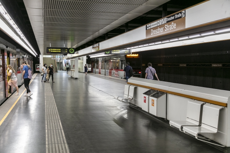 Züge der Linie U6 in der U6-Station Dresdner Straße