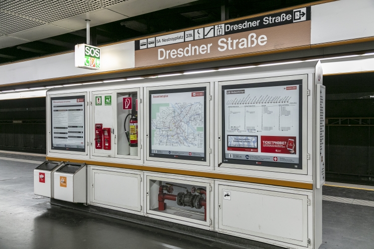 Haltestelleninfos in der U6-Station Dresdner Straße