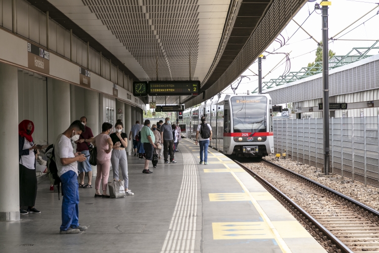 Die Linie U6 in der U6-Station Handelskai