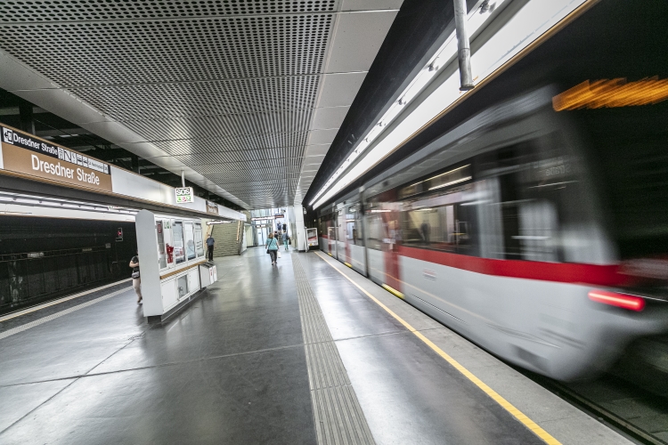 Die Linie U6 in der U6-Station Dresdner Straße