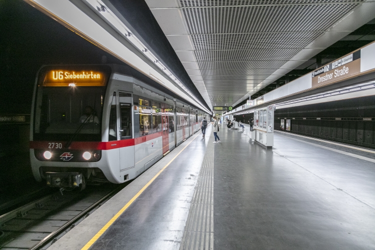 Die Linie U6 in der U6-Station Dresdner Straße