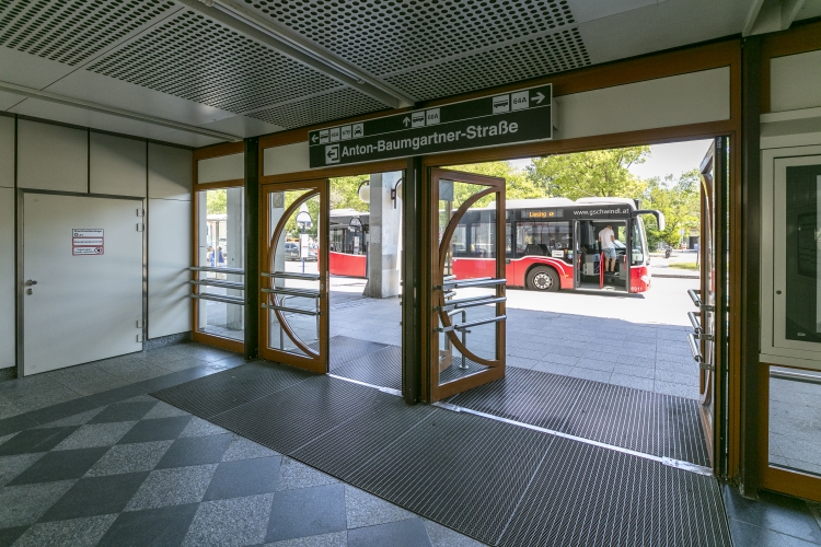 U6-Station Alt Erlaa mit Autobus Haltestelle