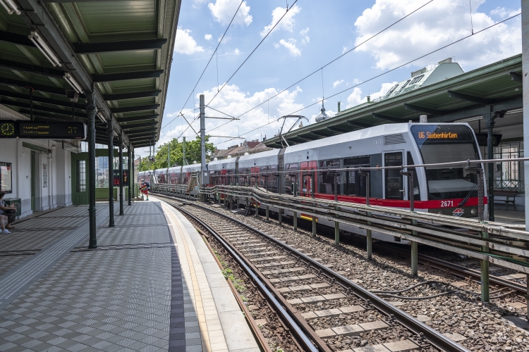 Die Linie U6 in der U6-Station Gumpendorfer Straße