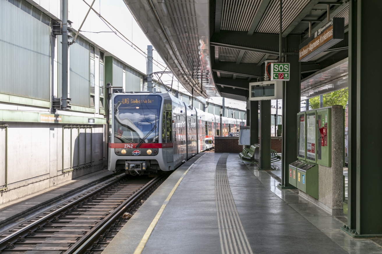 Die Linie U6 in der U6-Station Michelbeuern AKH