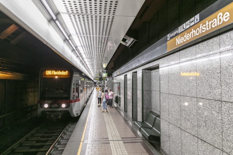 Die Linie U6 in der U6-Station Niederhofstraße