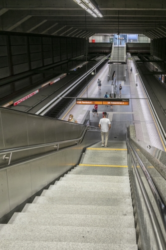 Stiegenaufgang in der U6-Station Niederhofstraße