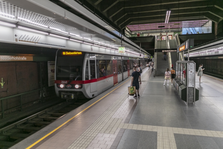 Die Linie U6 in der U6-Station Niederhofstraße