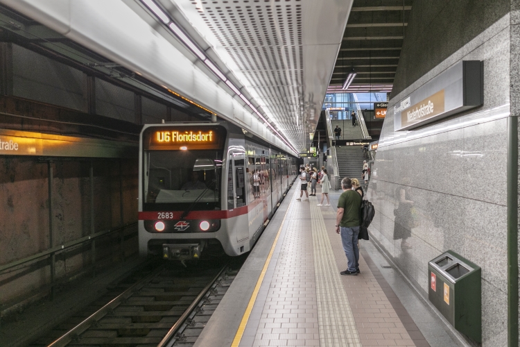 Die Linie U6 in der U6-Station Niederhofstraße - Fahrtrichtung Floridsdorf