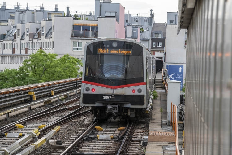 Die Linie U3 in der U3-Station Westbahnhof mit einem Silberpfeil Richtung Simmering