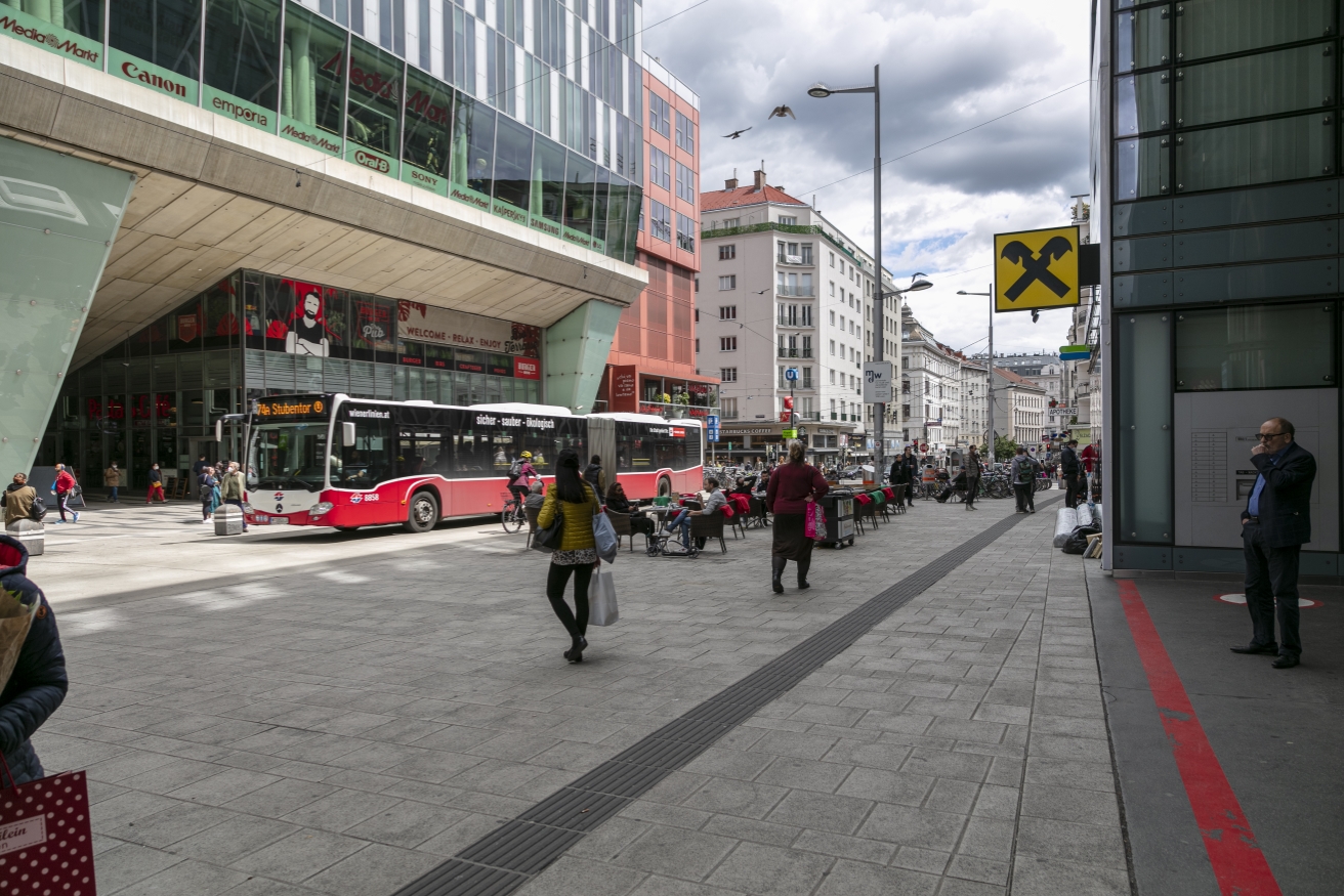 Landstraße Bereich Bahnhof, Außenansicht