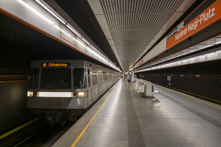 U3-Station Kardinal-Nagl-Platz mit Silberpfeil
