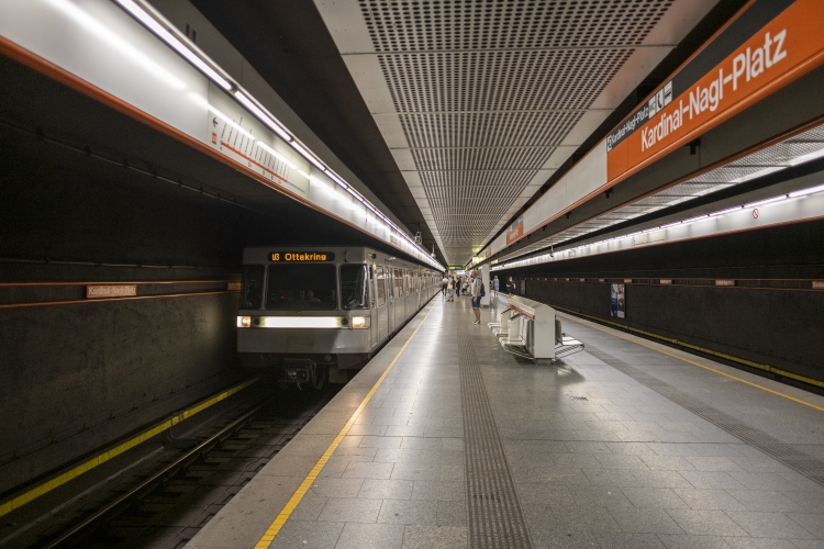 U3-Station Kardinal-Nagl-Platz mit Silberpfeil