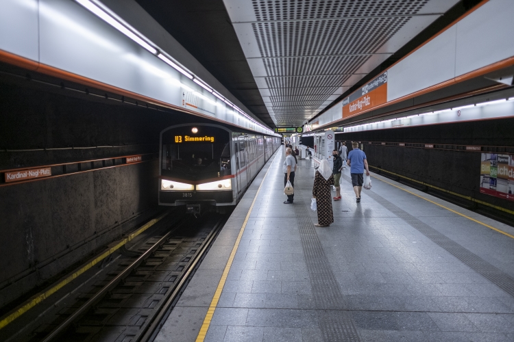 U3-Station Kardinal-Nagl-Platz mit V-Zug