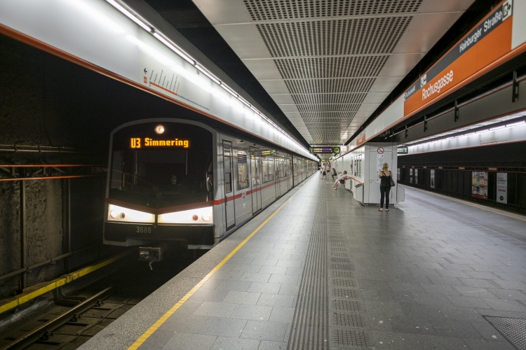 Die Linie U3 in der Station Rochusgasse mit V-Garnitur