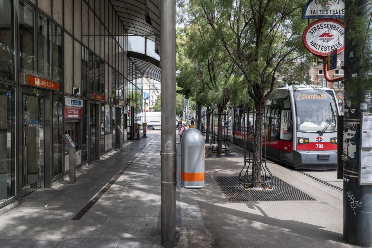 U3-Station Stubentor mit einem  Zug der Linie 2