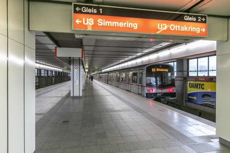 U3-Station Erdberg mit V-Zug Fahrtrichtung Ottakring