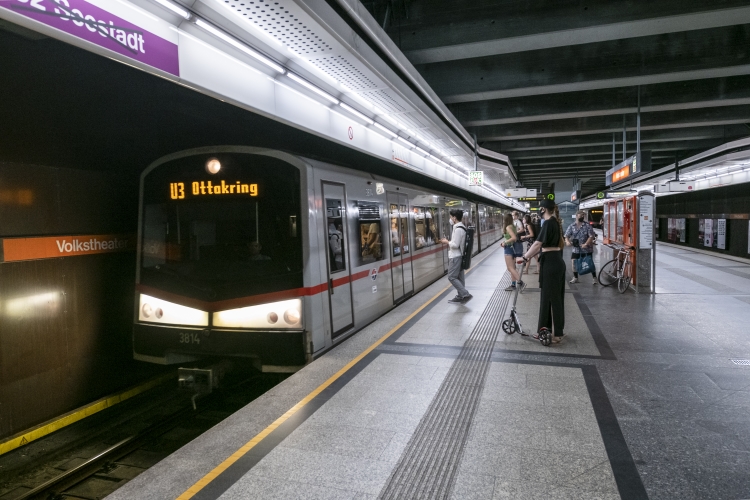 U3-Station Volkstheater mit V-Wagen