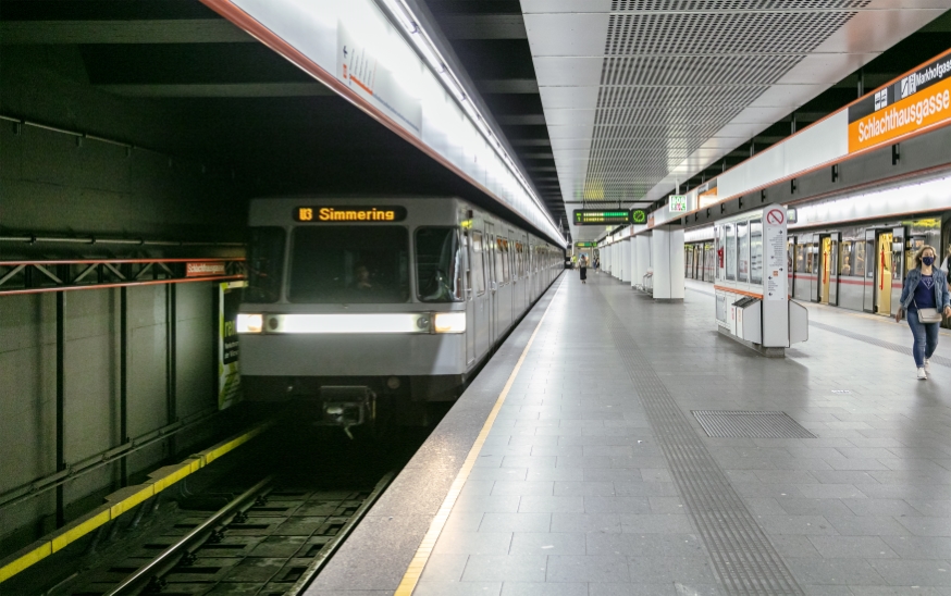 Die Linie U3 in der Station Schlachthausgasse mit einem Silberpfeil Richtung Simmering