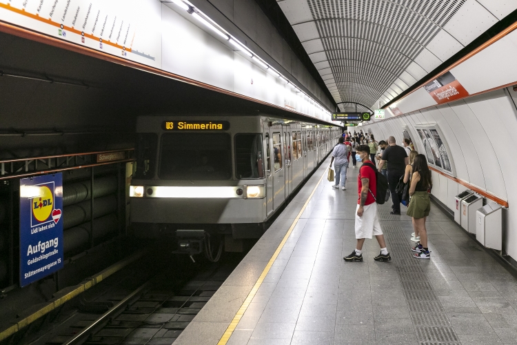 Die Linie U3 in der Station Schweglerstraße mit Silberpfeil