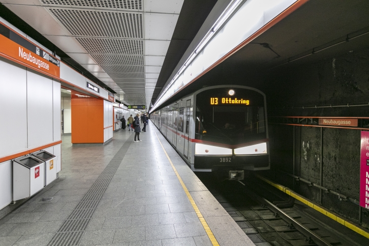 Die Linie U3 in der Station Zieglergasse mit V-Zug