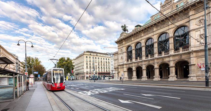 Linie 71 mit Flexity am Ring -  Oper