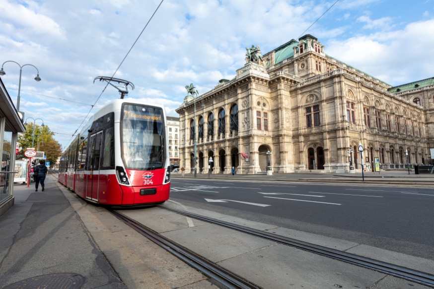 Linie 71 mit Flexity bei der Oper