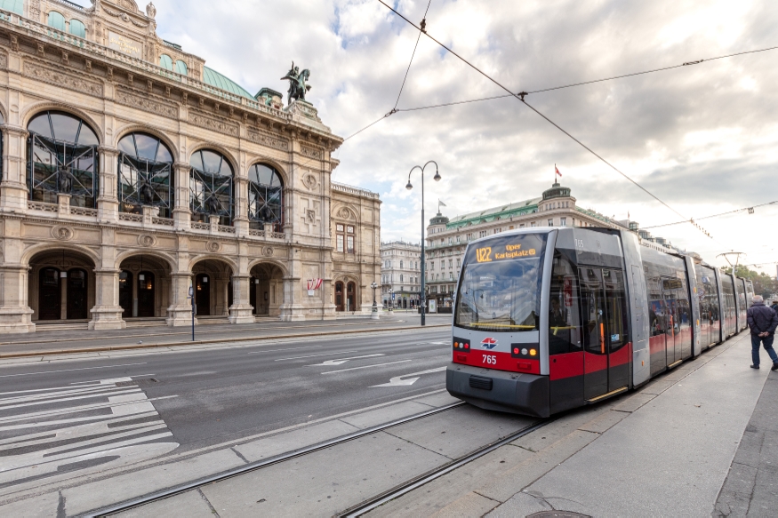 Ulf als Linie U2z in der Station Ring Oper vor dem Burgtheater untwerwegs.