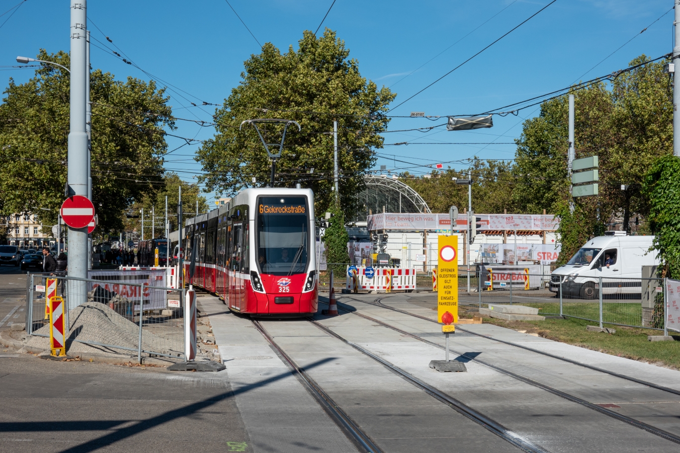 Linie 6 mit Flexity am Westbahnhof