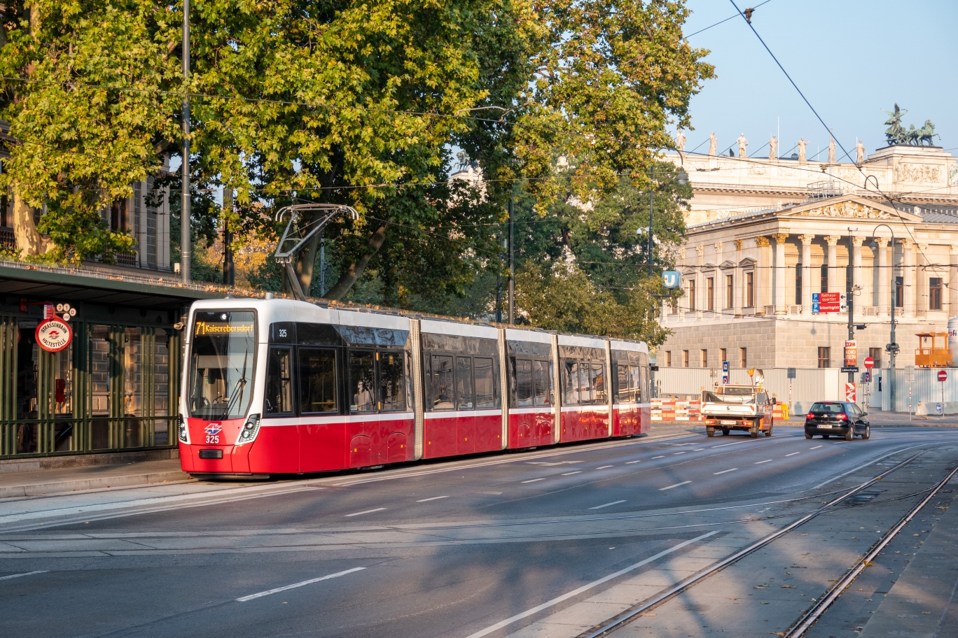 Linie 71 mit Flexity Nr.325 am Burgring; bellaria