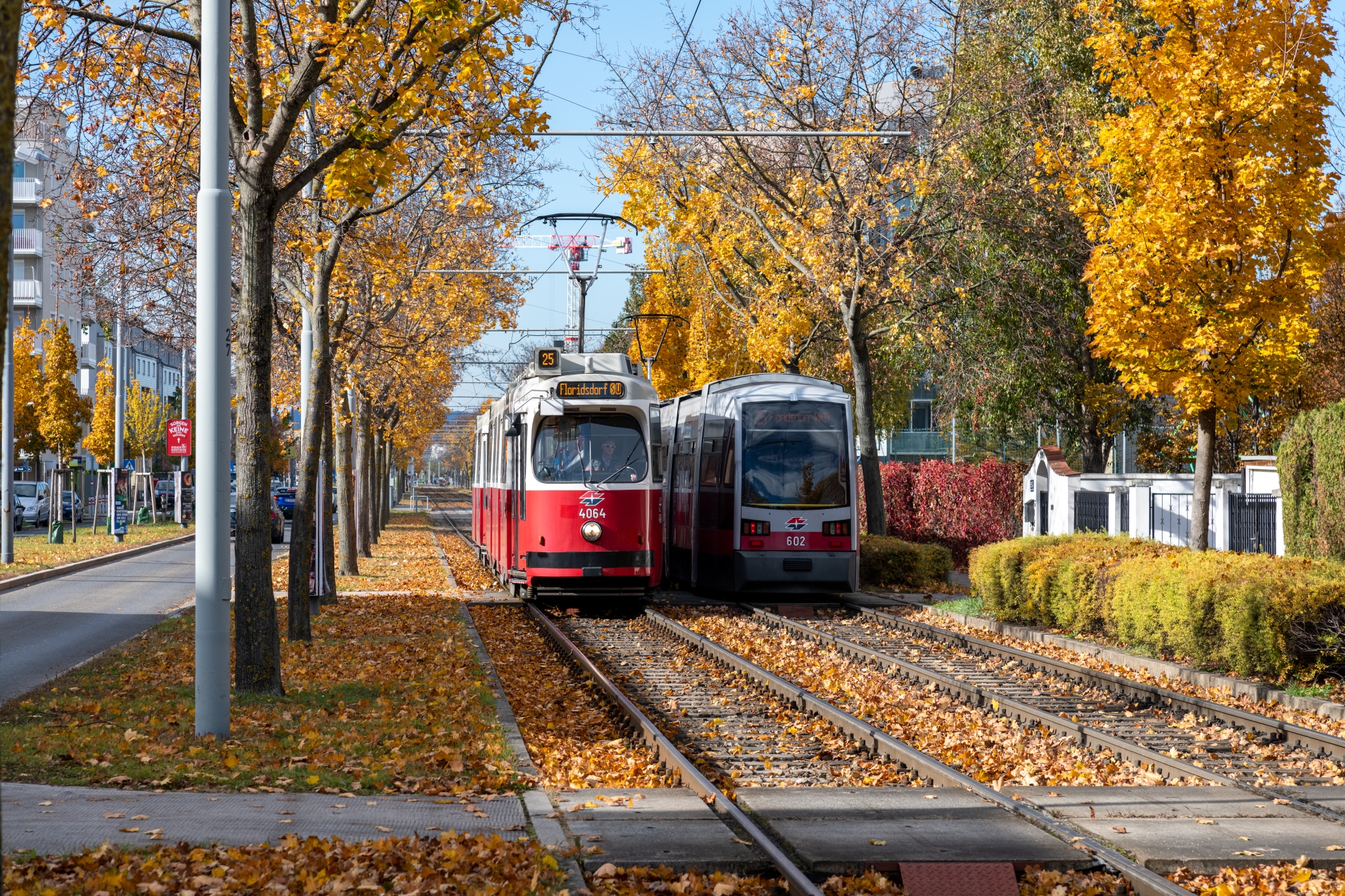 Triebwagen 4064 der Type E2 mit c5 Beiwagen und Triebwagen 602 der Type B als Linie 25 in Aspern unterwegs