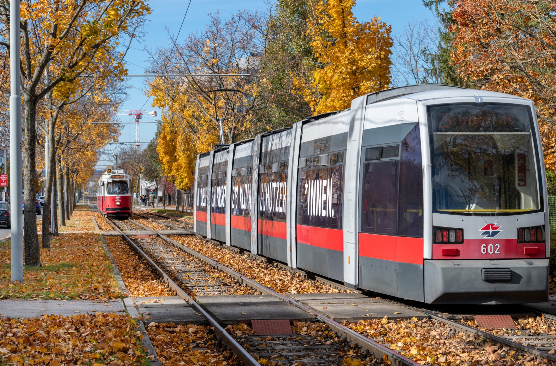 Triebwagen 602 der Type B und Triebwagen 4064 der Type E2 als Linie 25 in Aspern unterwegs