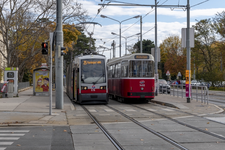 Ulf Type B und Type E2-c5 als Linie 25 in Aspern unterwegs